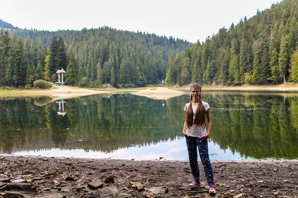 Ung Kvinna Promenad Nära Mountain Lake Harmoni Koncept — Stockfoto