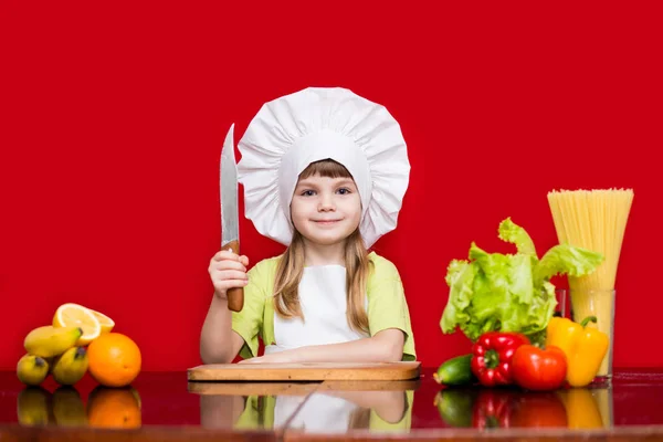 Счастливая Девочка Форме Шеф Повара Режет Овощи Кухне Детский Повар — стоковое фото