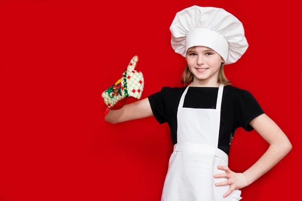 Niña Feliz Uniforme Chef Con Pulgar Hacia Arriba Aislado Rojo — Foto de Stock