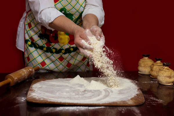 Femme Cuisinier Saupoudrer Farine Sur Planche Découper Cuisiner Faire Pain — Photo