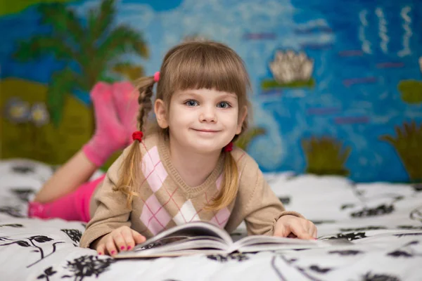 Pequena Menina Alegre Ler Livro Cama Conceito Conhecimento Crianças — Fotografia de Stock