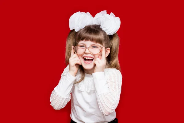Πορτραίτο Του Χαρούμενα Κοριτσάκι Πολύ Μεγάλα Ποτήρια Και Λευκό Φιόγκο — Φωτογραφία Αρχείου