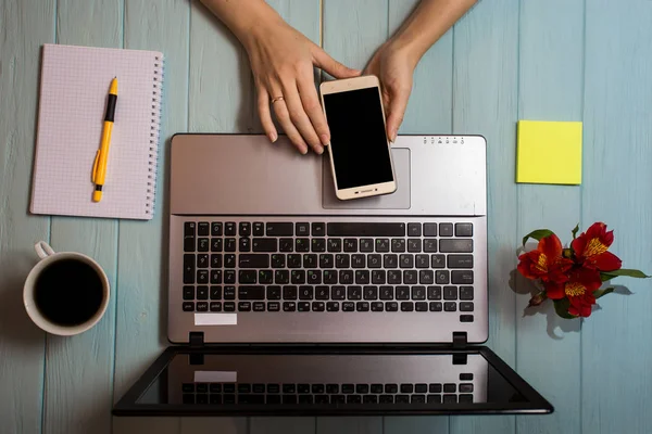 Mujer Negocios Con Teléfono Mesa Escritorio Oficina Moderna Con Computadora — Foto de Stock