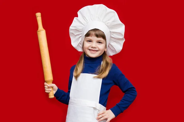 Menina Feliz Uniforme Chef Detém Rolo Pino Isolado Vermelho Chefe — Fotografia de Stock