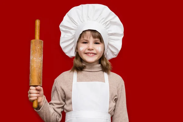 Menina Feliz Uniforme Chef Detém Rolo Pino Isolado Vermelho Chefe — Fotografia de Stock