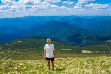tepe üzerinde rahatlatıcı ve güzel dağ Vadisi manzaranın yaz günde adam uzun yürüyüşe çıkan kimse