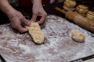 Pizza hamur yapma eller. Ekmek yapma. Pişirme işlemi kavramı