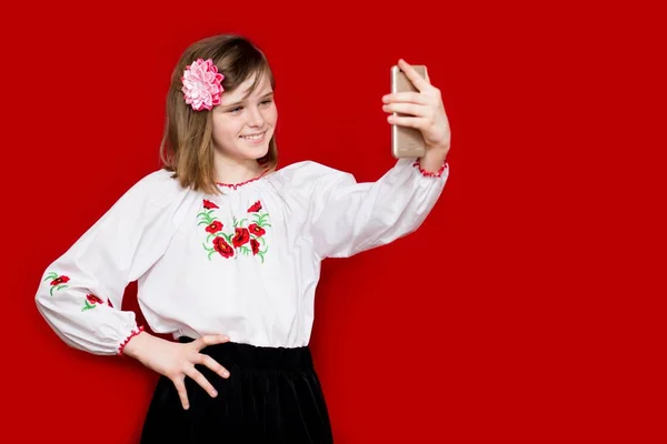 Menina Bonito Arcos Brancos Segurar Telefone Tirar Fotos Fundo Vermelho — Fotografia de Stock