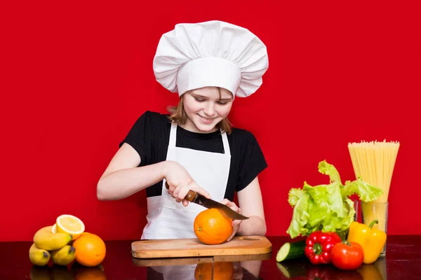 Niña Feliz Uniforme Chef Corta Fruta Cocina Chef Niños Concepto — Foto de Stock