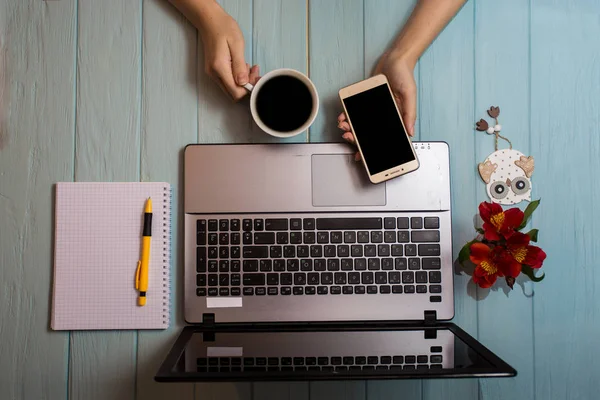 Vista Superior Mujer Negocios Sentada Escritorio Utiliza Teléfono Inteligente Sobre — Foto de Stock