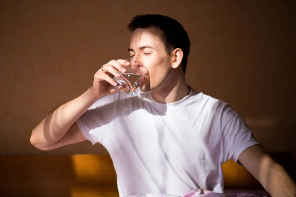 Joven Hombre Sano Estiramiento Después Dormir Con Vaso Agua Beber —  Fotos de Stock