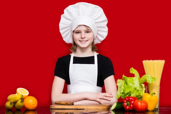 Menina Feliz Uniforme Chef Corta Frutas Cozinha Chefe Cozinha Conceito — Fotografia de Stock