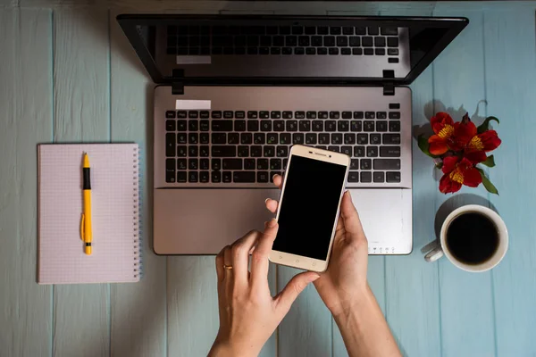 Mujer Negocios Con Teléfono Mesa Escritorio Oficina Moderna Con Computadora — Foto de Stock