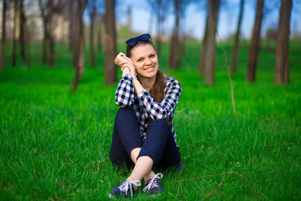 Jolie Femme Reposant Dans Parc Assis Sur Herbe Verte Concept — Photo