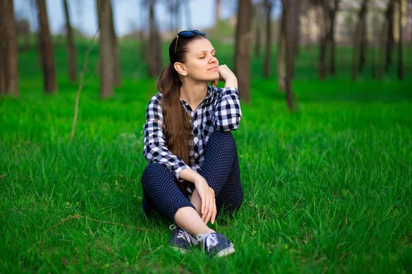 Vrij Vrouwelijke Persoon Rusten Park Zittend Het Gras Concept Van — Stockfoto