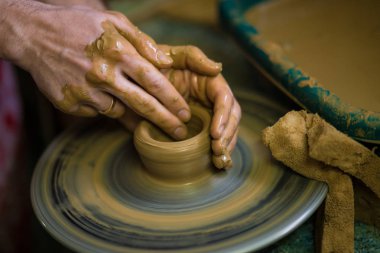 Kil pot closeup sculpts. Modelleme kil yakın çekim. Beyaz adam gemi gündüz Beyaz kil hızlı hareketli çemberde yapma. Sanat, yaratıcılık. Ukrayna, kültürel gelenekleri. Hobiler