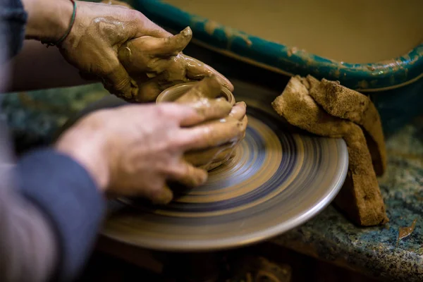 Criando Jarro Vaso Barro Close Mestre Crock Mãos Homem Fazendo — Fotografia de Stock