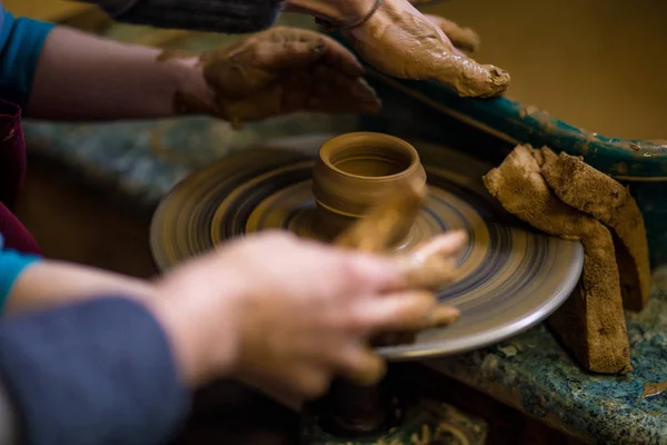 Criando Jarro Vaso Barro Close Mestre Crock Mãos Homem Fazendo — Fotografia de Stock