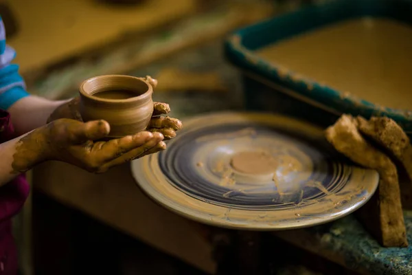 Esculpas Vaso Barro Closeup Modelagem Argila Close Homem Caucasiano Fazendo — Fotografia de Stock