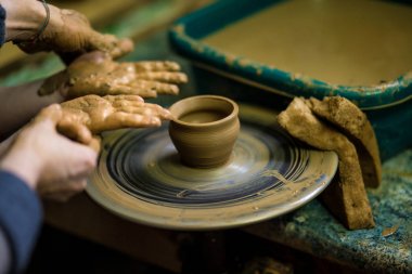 Clay, seçici odak vazo yapma önlük potter yakın çekim elleri. Birlikte zorlaştırıyor. Seramik seramik direksiyona yaparım çocuk öğretim Potter Üstten Görünüm