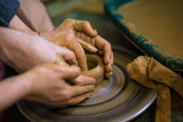 Close Mãos Oleiro Avental Fazendo Vaso Barro Foco Seletivo Fazendo — Fotografia de Stock