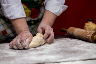 Pizza hamur yapma eller. Ekmek yapma. Pişirme işlemi kavramı