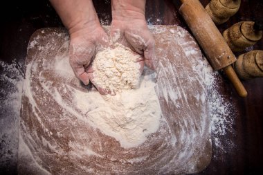 Pizza hamur yapma eller. Ekmek yapma. Pişirme işlemi kavramı