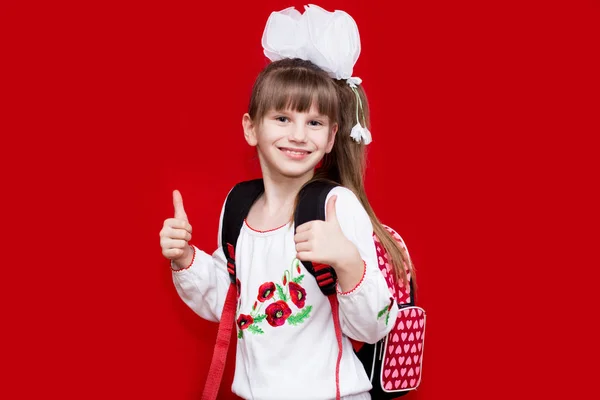 Carino Sorridente Bambina Uniforme Scolastica Fiocchi Bianchi Con Zaino Sfondo — Foto Stock