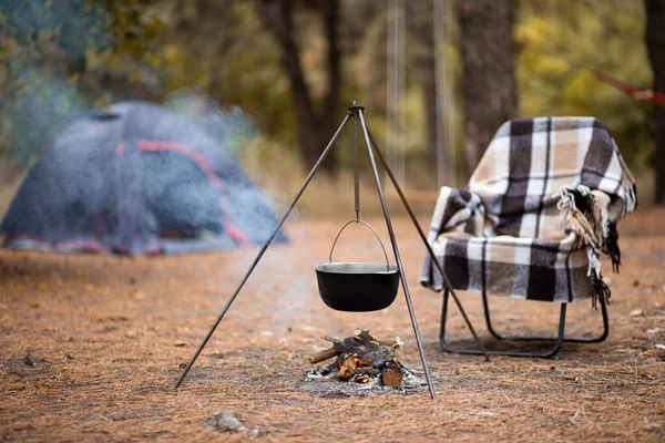 Relajación y preparación de alimentos en fogata en camping, descanso otoñal en bosque —  Fotos de Stock