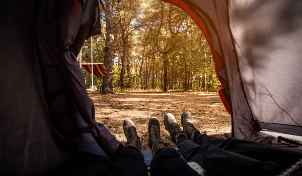 Widok na kilka nóg z namiotu turystycznego wewnątrz z tle lasu — Zdjęcie stockowe