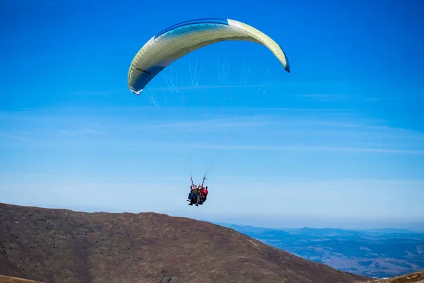 Pilipets, Oekraïne - 15 september 2019: Paraglide silhouet over bergtoppen — Stockfoto