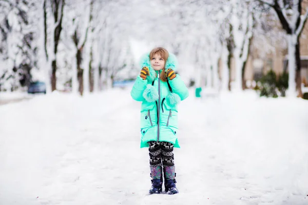 Petite fille drôle s'amusant dans un beau parc pendant les chutes de neige — Photo