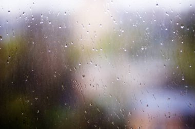 Kirli cam pencere bölmesine yağan yağmur damlaları. Yaz saati