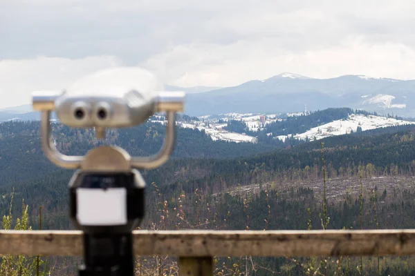 Fernglas-Teleskop auf der Aussichtsplattform für Touristen. elektronische Ferngläser mit Münzfunktion — Stockfoto
