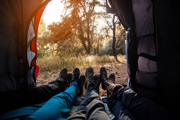 Vue de l'intérieur des campeurs de groupe couchés dans une tente avec un arrière-plan de forêt — Photo