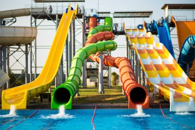 Tatil köyündeki su parkında renkli slaytlar