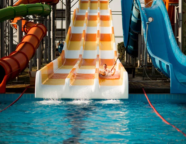 Lycklig person har aktiva sommarsemester aktiviteter på vattenparken. — Stockfoto