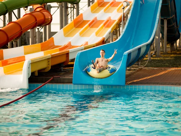 Lycklig person har aktiva sommarsemester aktiviteter på vattenparken. — Stockfoto