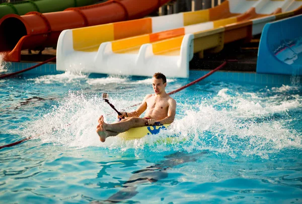 Lycklig person har aktiva sommarsemester aktiviteter på vattenparken. — Stockfoto
