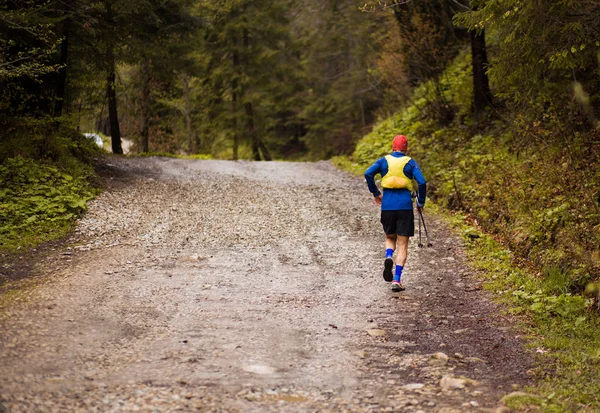 Стежка бігового марафону спортсмен на відкритому повітрі в лісовій підготовці для здорового способу життя — стокове фото