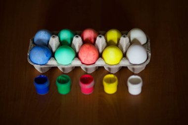 Koyu arka planda renkli el yapımı Paskalya yumurtaları