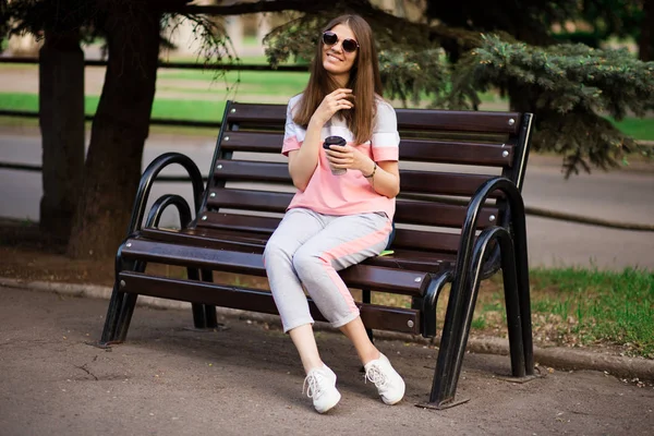 サングラスのGitはベンチに座ってコーヒーを飲む — ストック写真