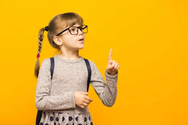 Πορτρέτο Του Κομψό Κορίτσι Παιδί Επισήμανε Δάχτυλο Επάνω Μικρό Παιδί — Φωτογραφία Αρχείου