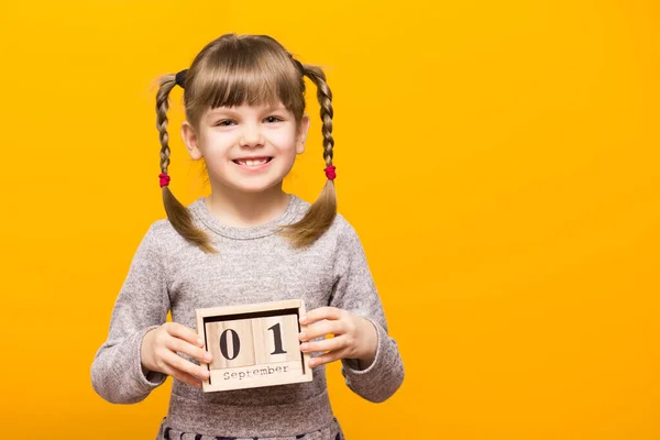 Κοντινό Πλάνο Πορτρέτο Του Κοριτσιού Της Πρώτης Δημοτικού Αστείο Χαμόγελο — Φωτογραφία Αρχείου