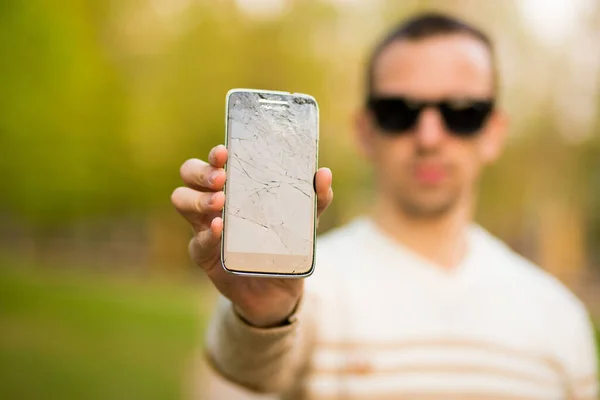 Tipo Sosteniendo Teléfono Inteligente Negro Con Pantalla Rota Pantalla Rota — Foto de Stock