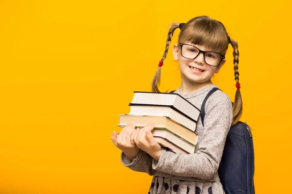 Volta Conceito Escola Retrato Pouco Sorrindo Menina Inteligente Criança Óculos — Fotografia de Stock