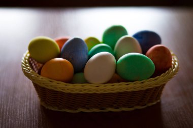 Koyu rustik arka planda ahşap sepette Paskalya yumurtası