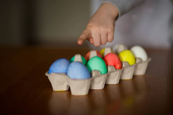 ハッピー イースター 少女画家は卵を描いた イースターの準備をする子供 手を描いた 指の絵だ 芸術と工芸の概念 伝統的な春の休日の食べ物 — ストック写真