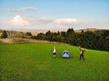 Aşkın havadan görünüşü. Yürüyüşçüler gün doğana kadar şehir dışında kamp dağlarında vakit geçirirler.