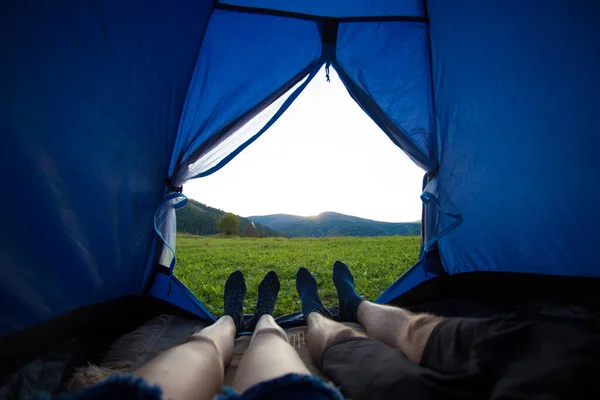 Два Человека Лежат Палатке Вид Изнутри Пара Кемпингов Прекрасным Видом — стоковое фото